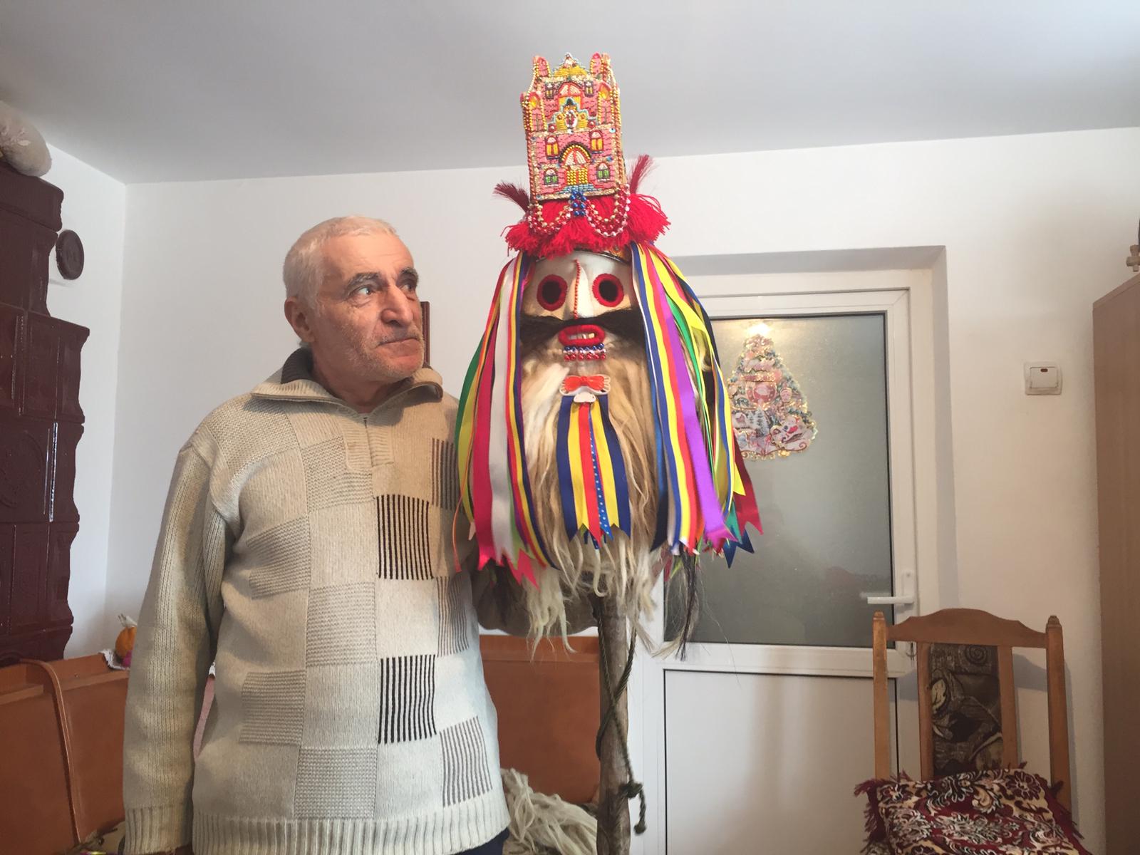 VIDEO&FOTO/ Nea Mircea Platon, ultimul făuritor al măștilor purtate de cetele de flăcăi din Ruginoasa. E o muncă de 5 săptămâni, iar costul unei măști pornește de la 1.000 de lei