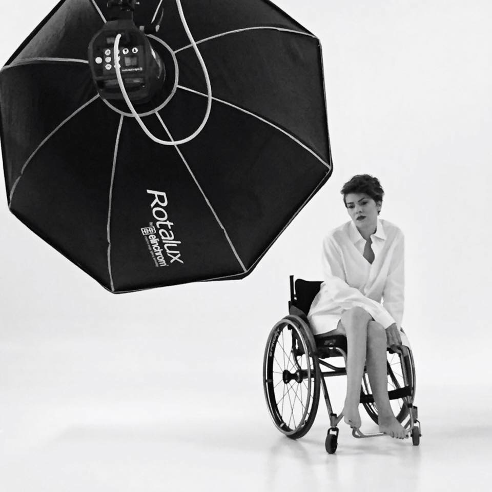 Povestea impresionantă a unei românce, model în Italia. Roxana Dobrică a ajuns campioană la handbike, după ce a paralizat complet| FOTO
