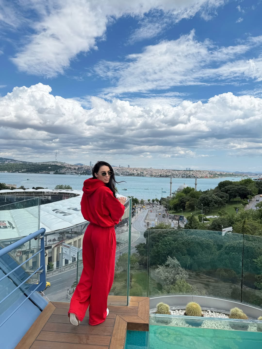 Cum au apărut Adelina Pestrițu și Ioana, soția lui Gabi Tamaș, la concertul lui Kanye West din Istanbul. Au stat doar 48 de ore în Turcia