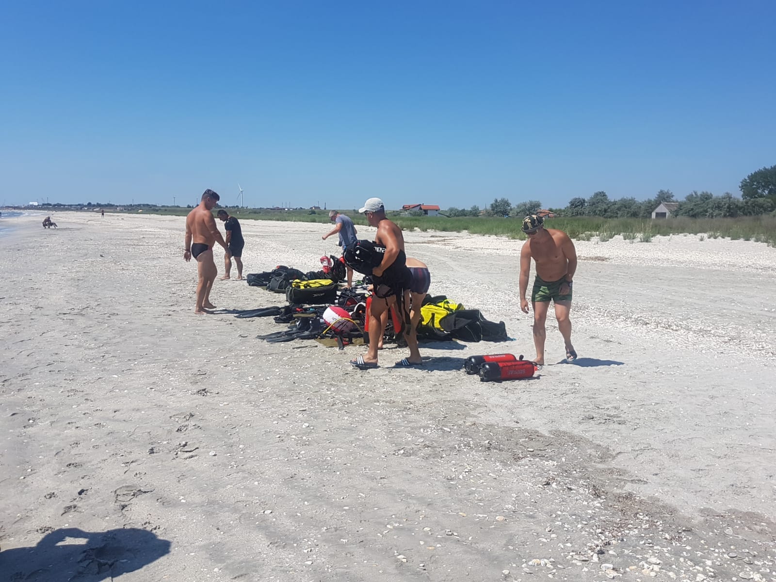 Douăzeci și cinci de scafandri îl caută de șase ore pe copilul dispărut în mare, la Corbu. Adolescentul fusese părăsit la naștere/ FOTO&VIDEO
