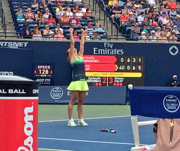 Comentatorii străini sunt șocați de numărul mare de români care o încurajează pe Simona Halep în Canada: ^”Este cea mai iubită jucătoare de tenis a lumii”! GALERIE FOTO