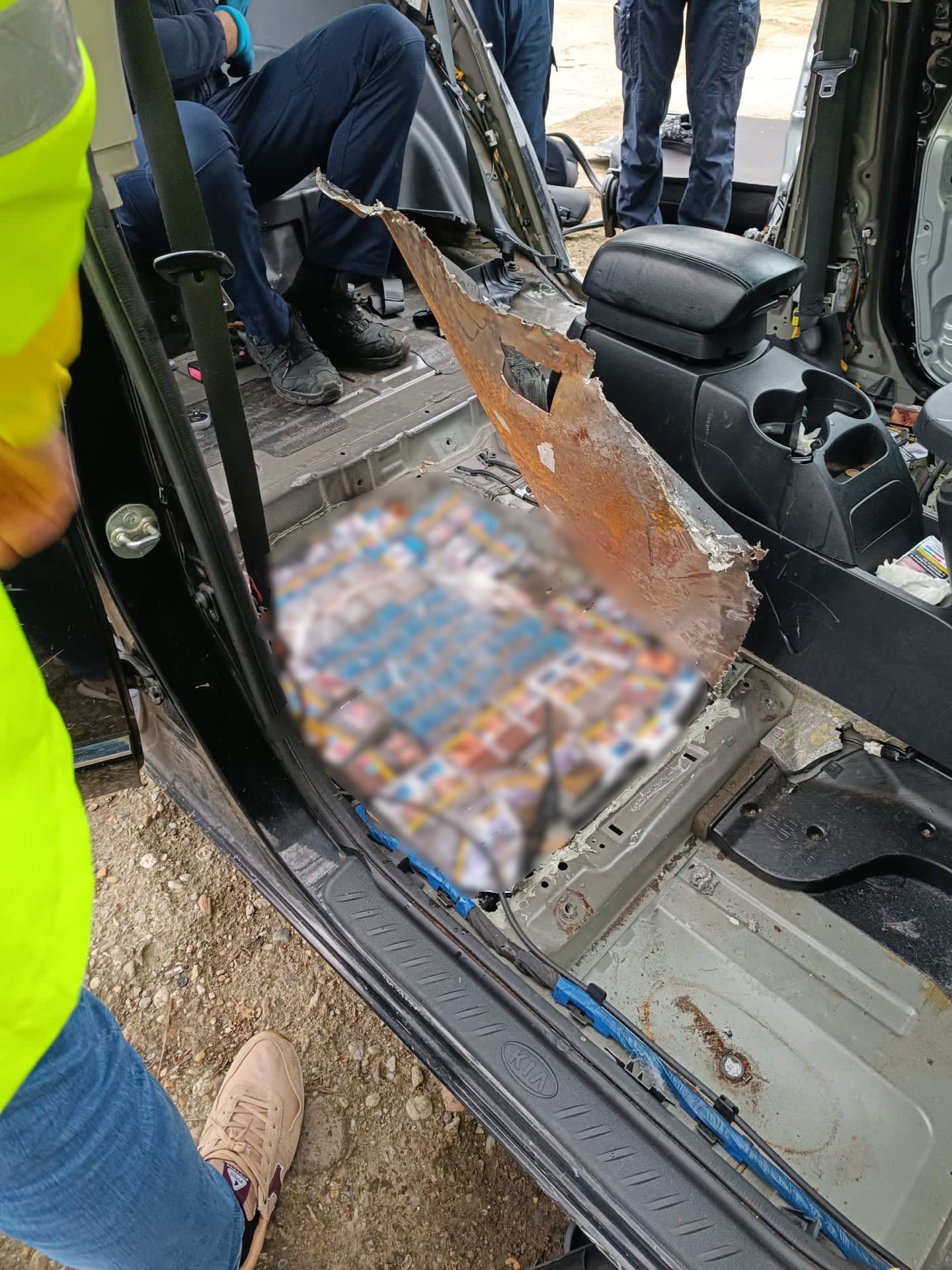 Un șofer a ascuns 8 metri pătrați de pachete cu țigări într-o Dacia Duster, la Roșiorii de Vede
