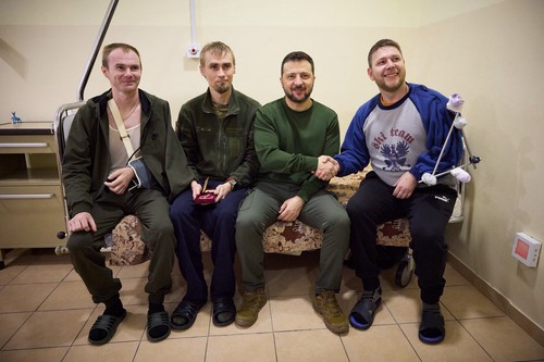 Zelenski, fotografiat în trașee și buncăre. Liderul ucrainean, în vizită la fortificațiile care se construiesc în Sumî | VIDEO