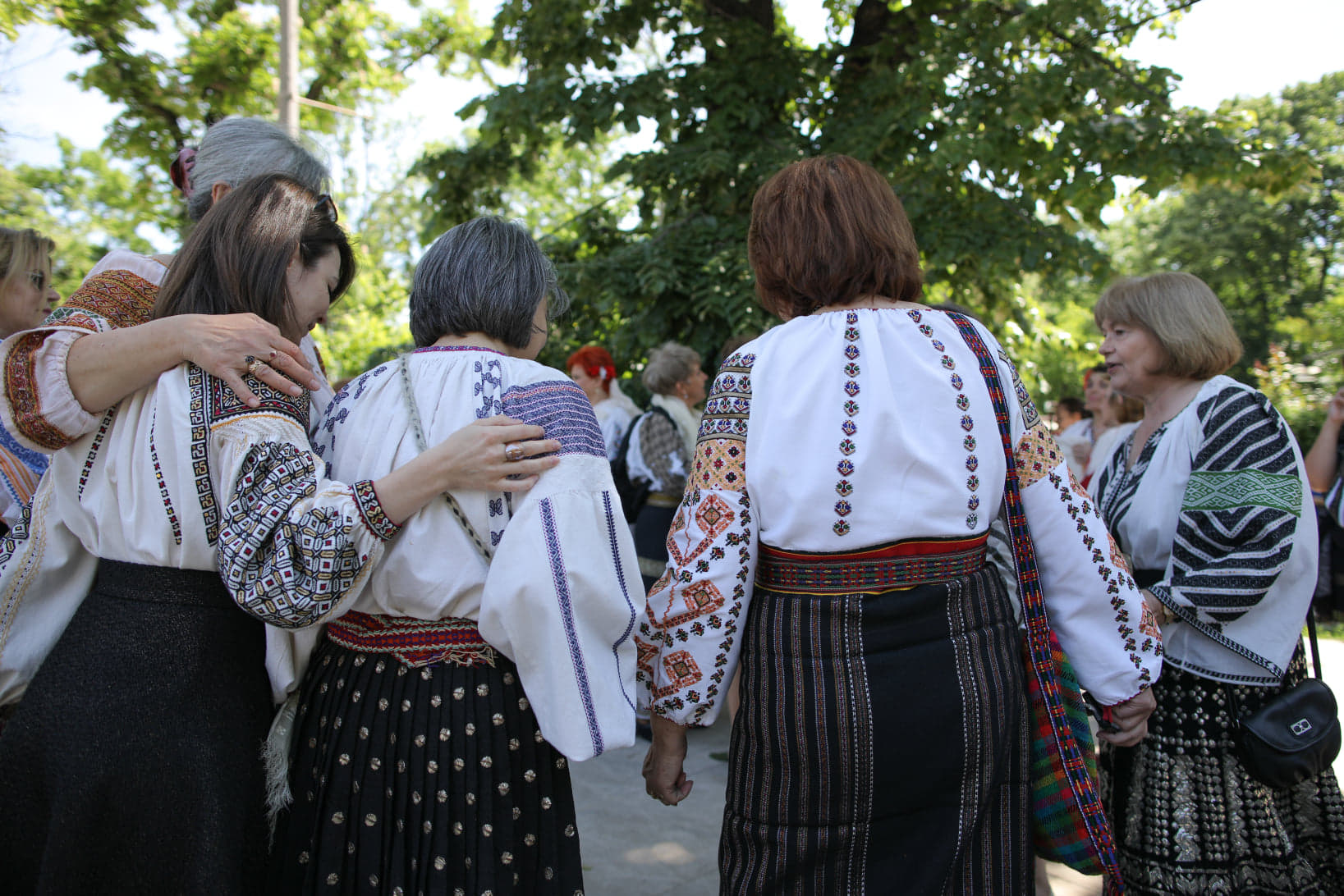 Zeci de oameni au defilat în costume populare, de ziua națională a portului tradițional din România / FOTO