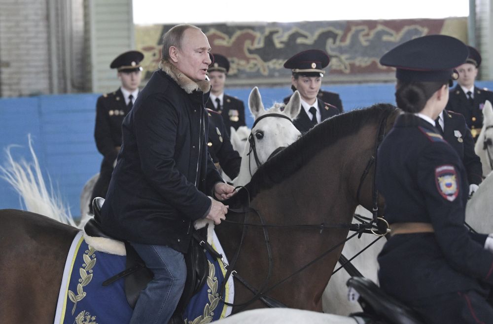 Vladimir Putin a defilat călare împreună cu polițistele din Moscova / FOTO&VIDEO