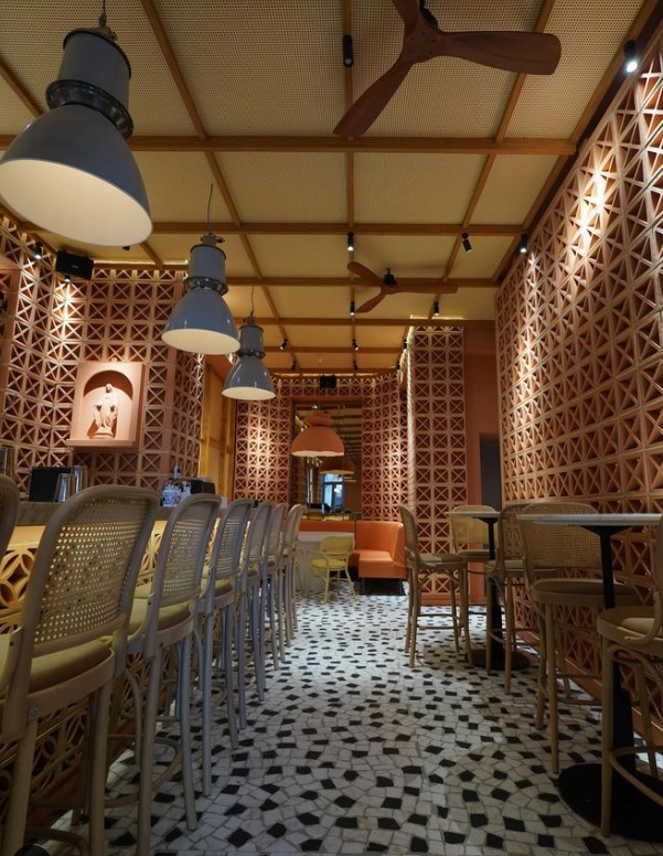 Cât costă un fel principal de mâncare la restaurantul Sânzianei Negru. Limonada e 20 de lei, iar un espresso 12 lei