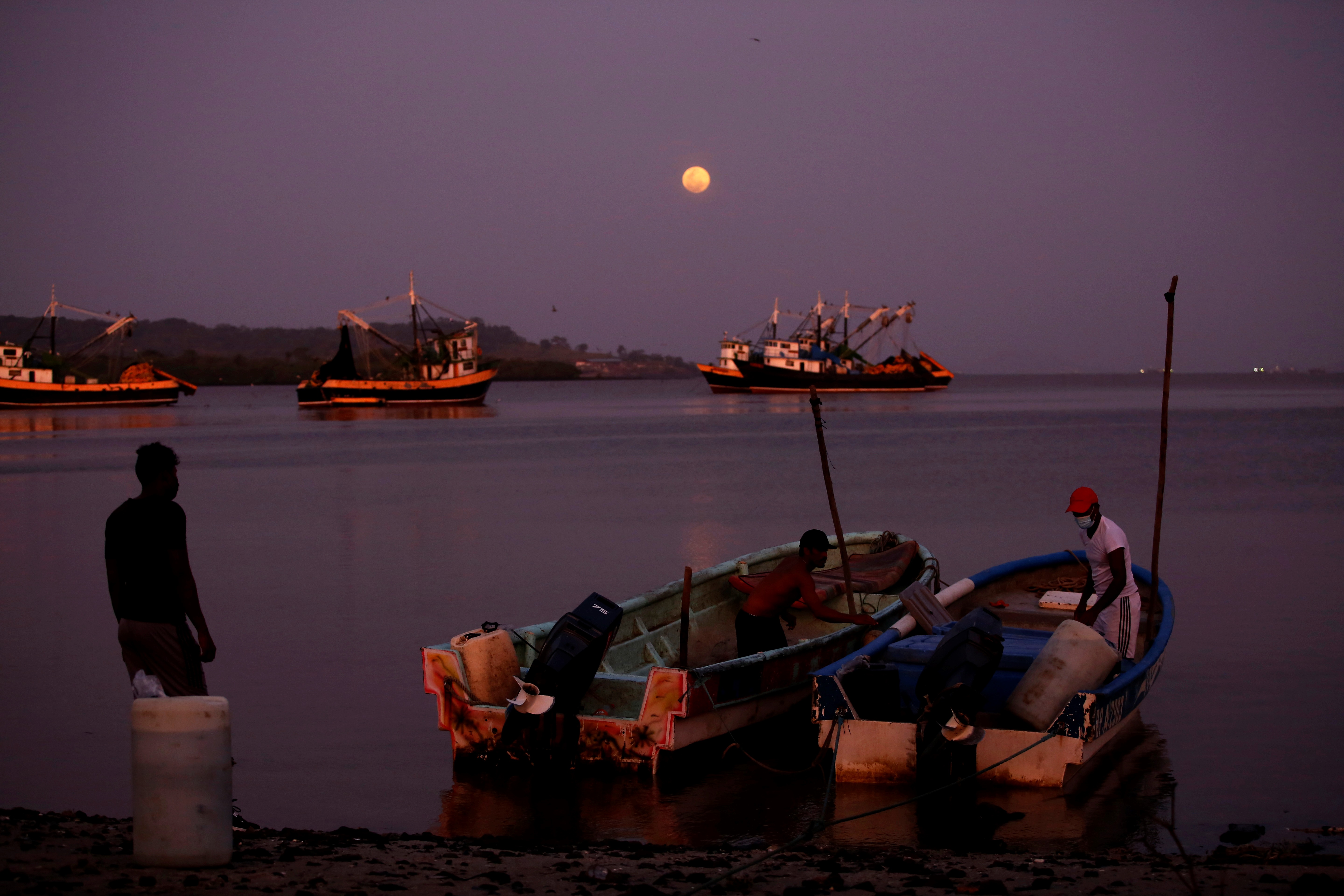 Spectacol pe cer cu superluna roz. Cum a fost surprins fenomenul în imagini