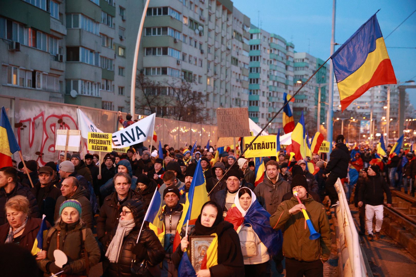 LIVE TEXT: Zeci de mii de oameni la protestul organizat de AUR în București. Mai mulți protestatari aveau asupra lor cuţite, bricege și substanţe interzise
