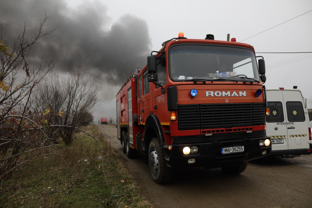 Incendiul de lângă Capitală e sub control, anunță ISU. A fost redus efectivul pompierior