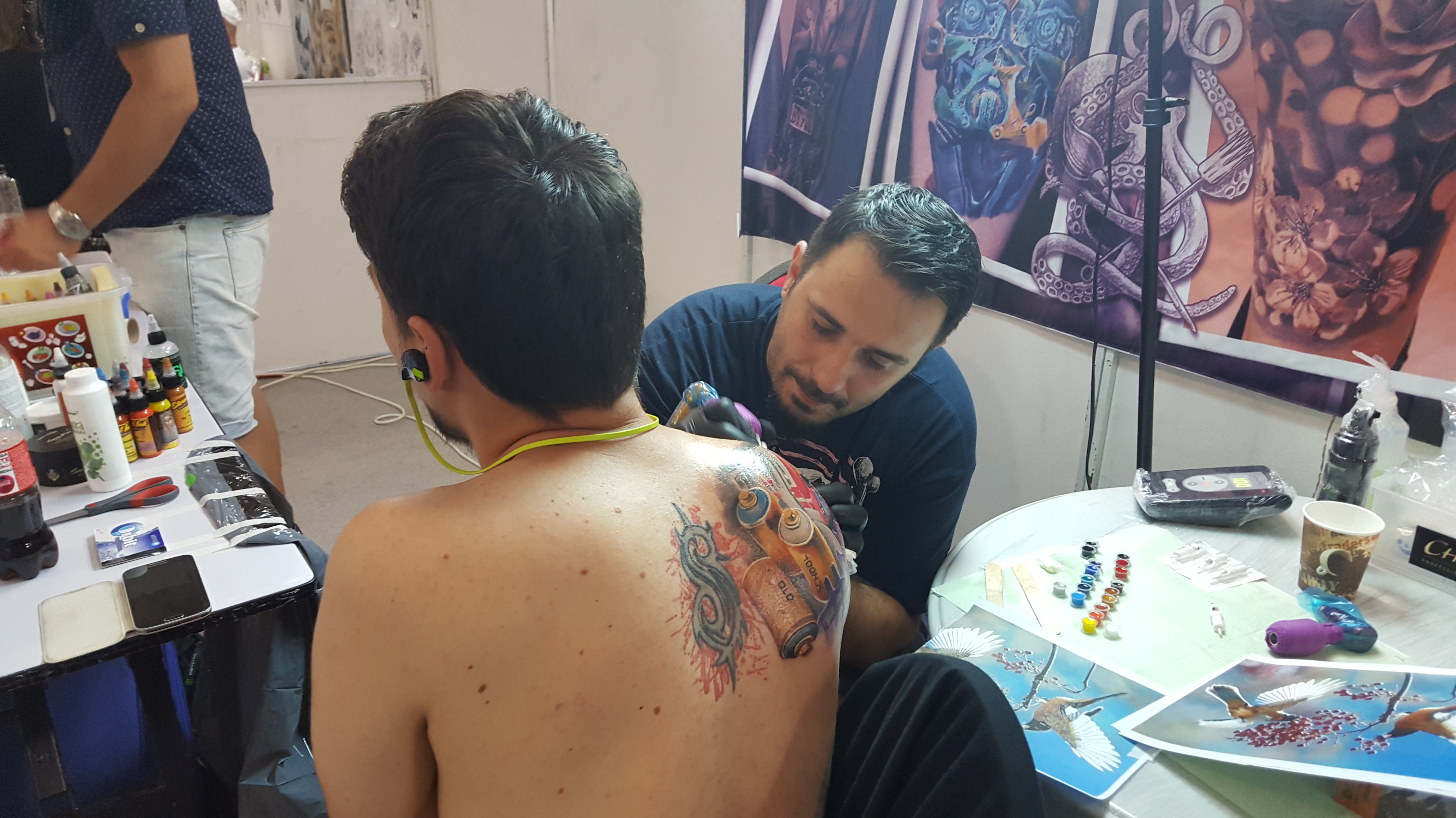 Din dragoste pentru graffitti! Un bucureștean și-a tatuat pe spate un vagon de metrou