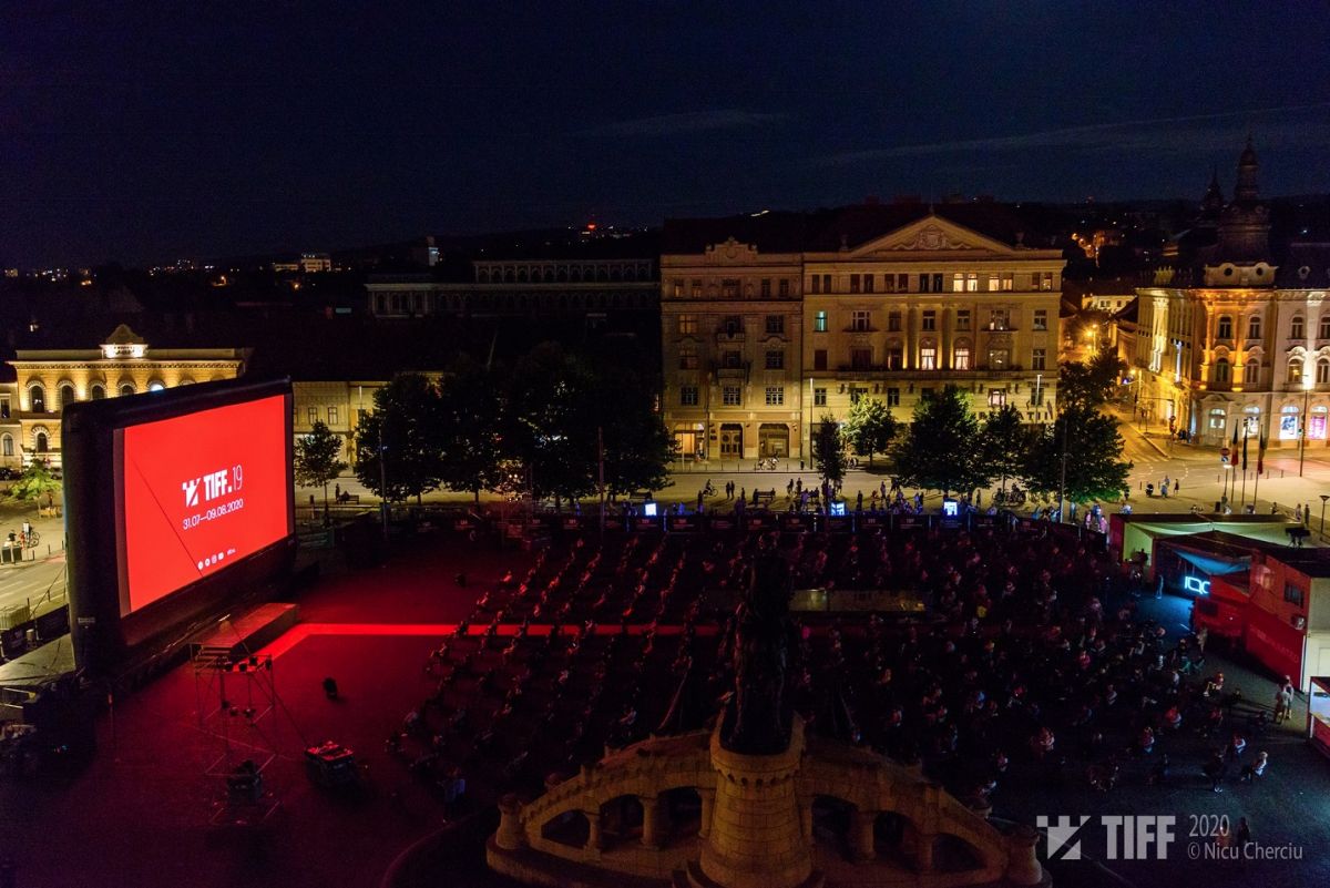 Pasiuni contra COVID. Imagini de la festivalul TIFF din Cluj, unde mii de oameni se uită la filme în aer liber, respectând măsurile