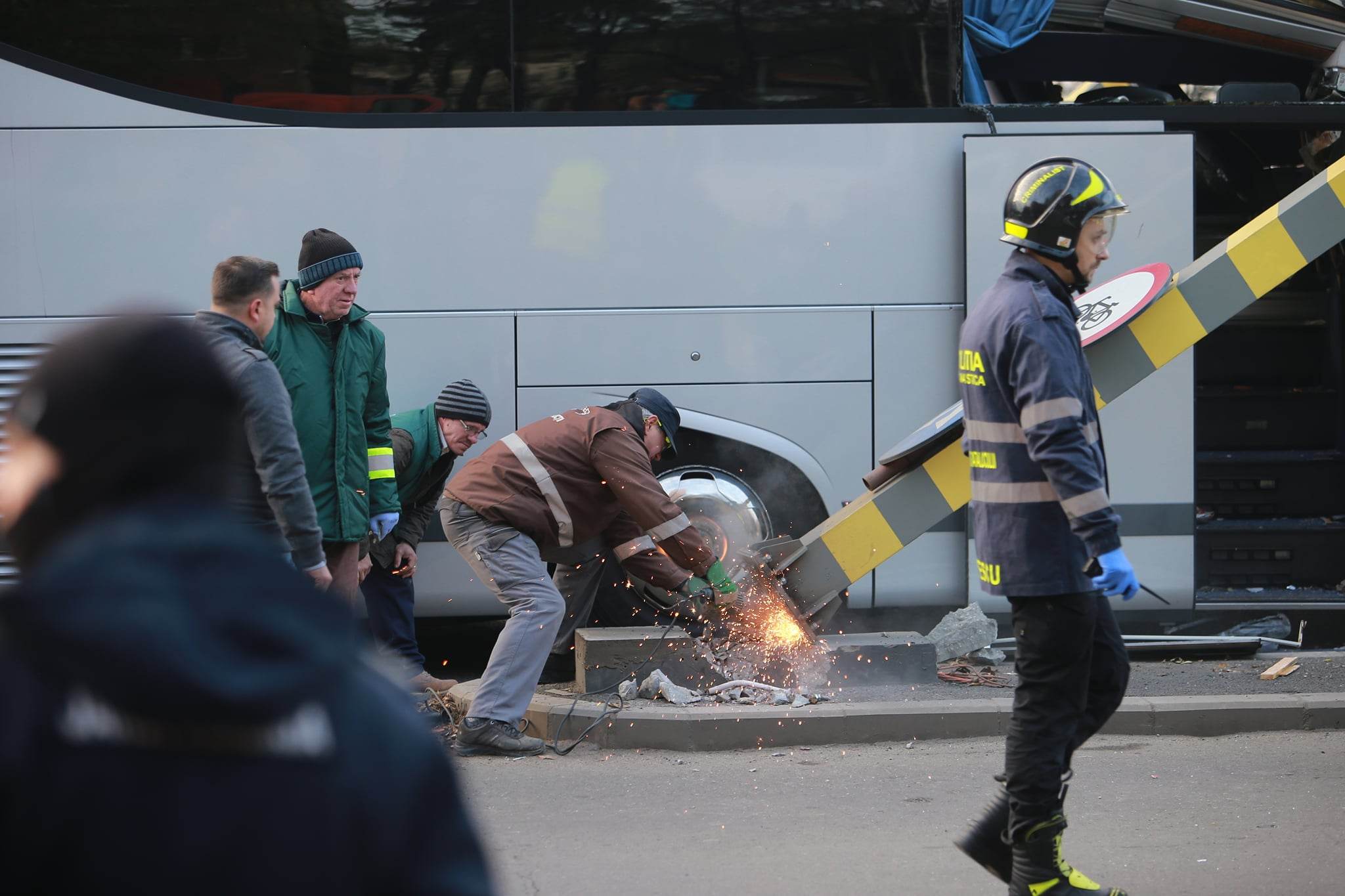 Impact violent la intrarea în Pasajul Unirii. Un mort și 24 de răniți, după ce un autocar cu turiști a intrat în limitatorul de înălțime