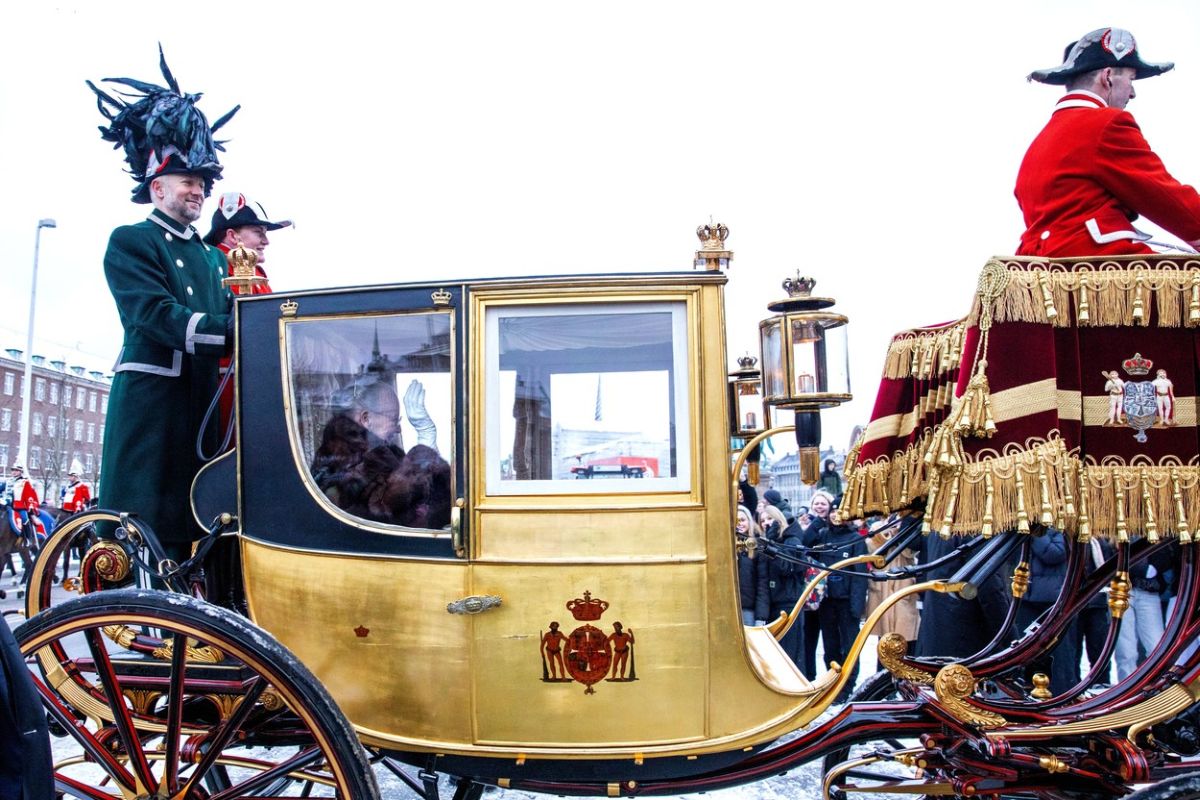 Regina Margrethe a II-a a Danemarcei a făcut, în plin ger, ultima plimbare cu trăsura prin Copenhaga, în calitate de suverană