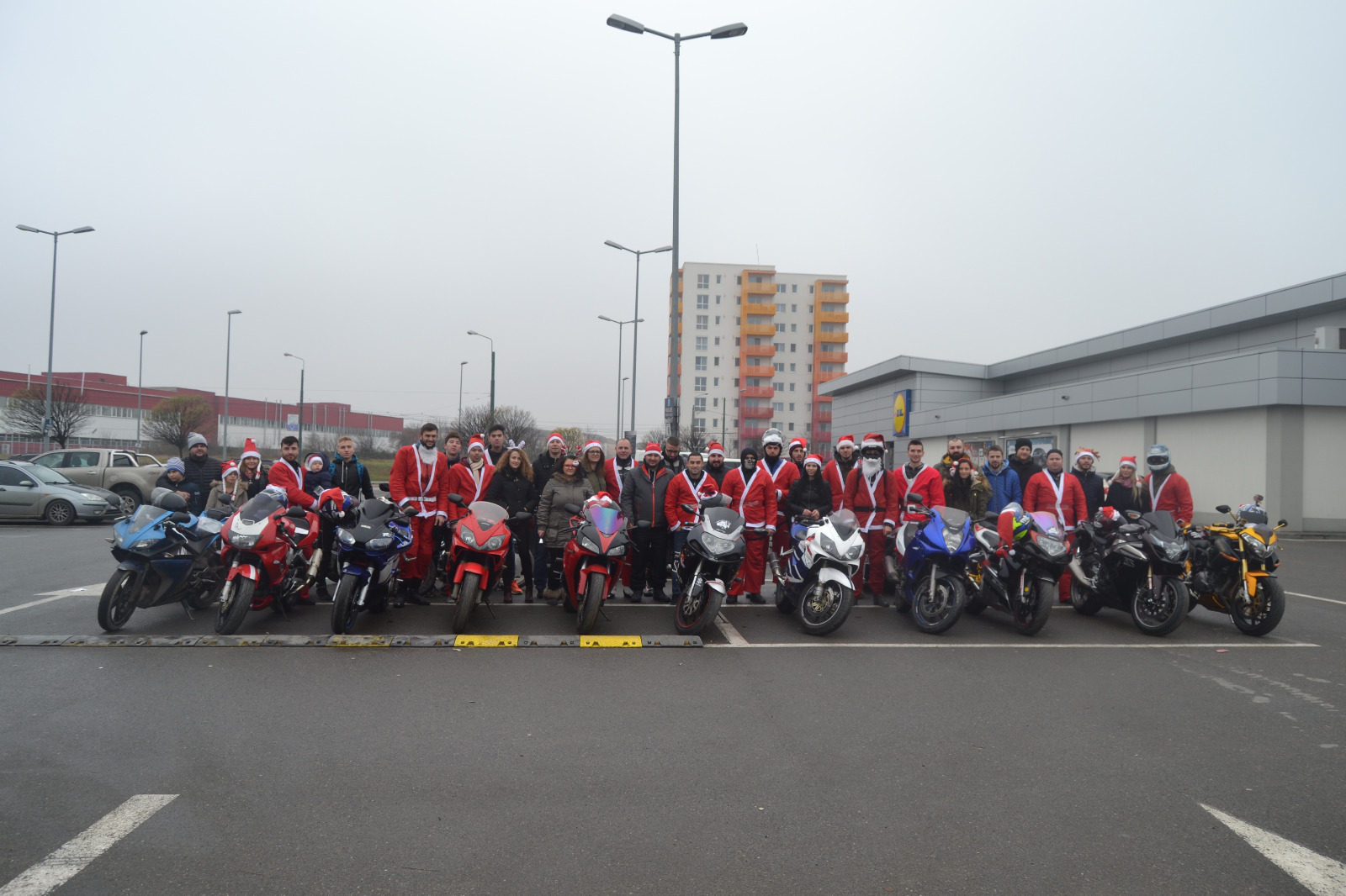 Moș Crăciun s-a urcat pe motocicletă să împartă cadouri copiilor sărmani din Timiș| FOTO/VIDEO