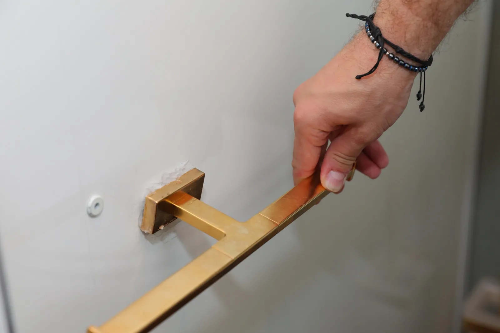 Vizitatorii iresponsabili au lovit cu picioarele pereții cazinoului din Constanța, abia redeschis. Vandalizarea a mers și mai departe