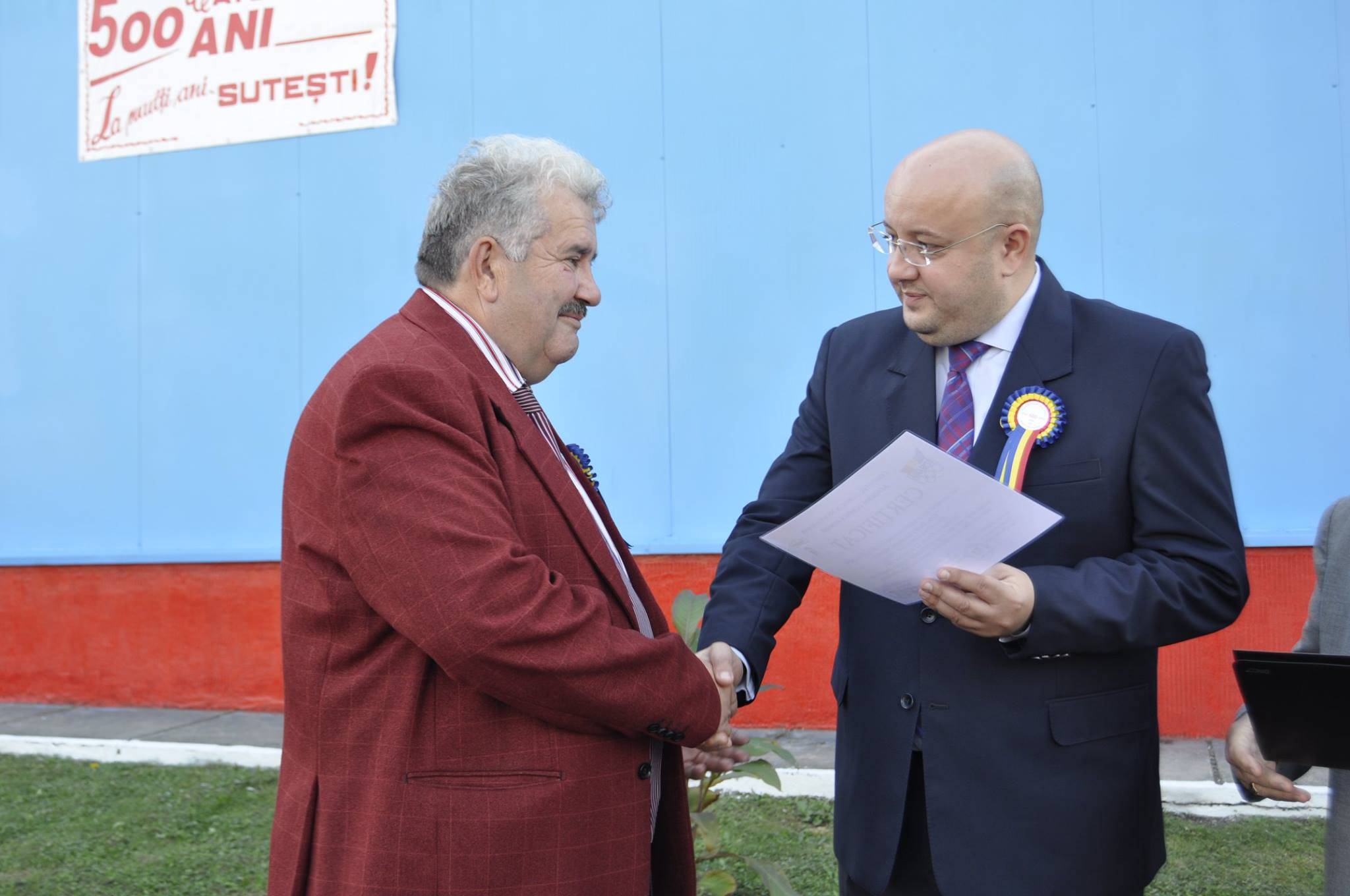Scandalul primăriei din Vâlcea cu datorii către lăutari, văzut din poarta vilei cu piscină a edilului care a comandat petrecerea