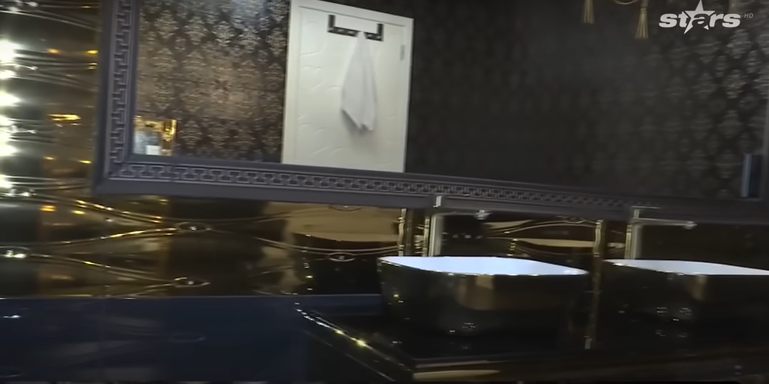 Imagini din casa Medanei și a lui Alin Oprea, decorată de Crăciun. Au împodobit mai mulți brazi, unul chiar și în bucătărie