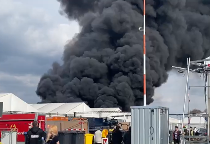Pánik Németországban: hatalmas lángokkal ég egy menekülttábor – videó