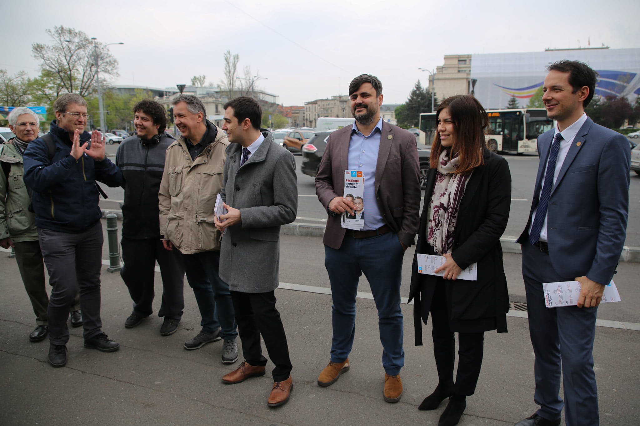 FOTO | Parlamentarii USR vin în Piaţa Victoriei, la ora şedinţei de Guvern. Fac audienţă publică, în contextul unei posibile Ordonanţe pe Codurile Penale