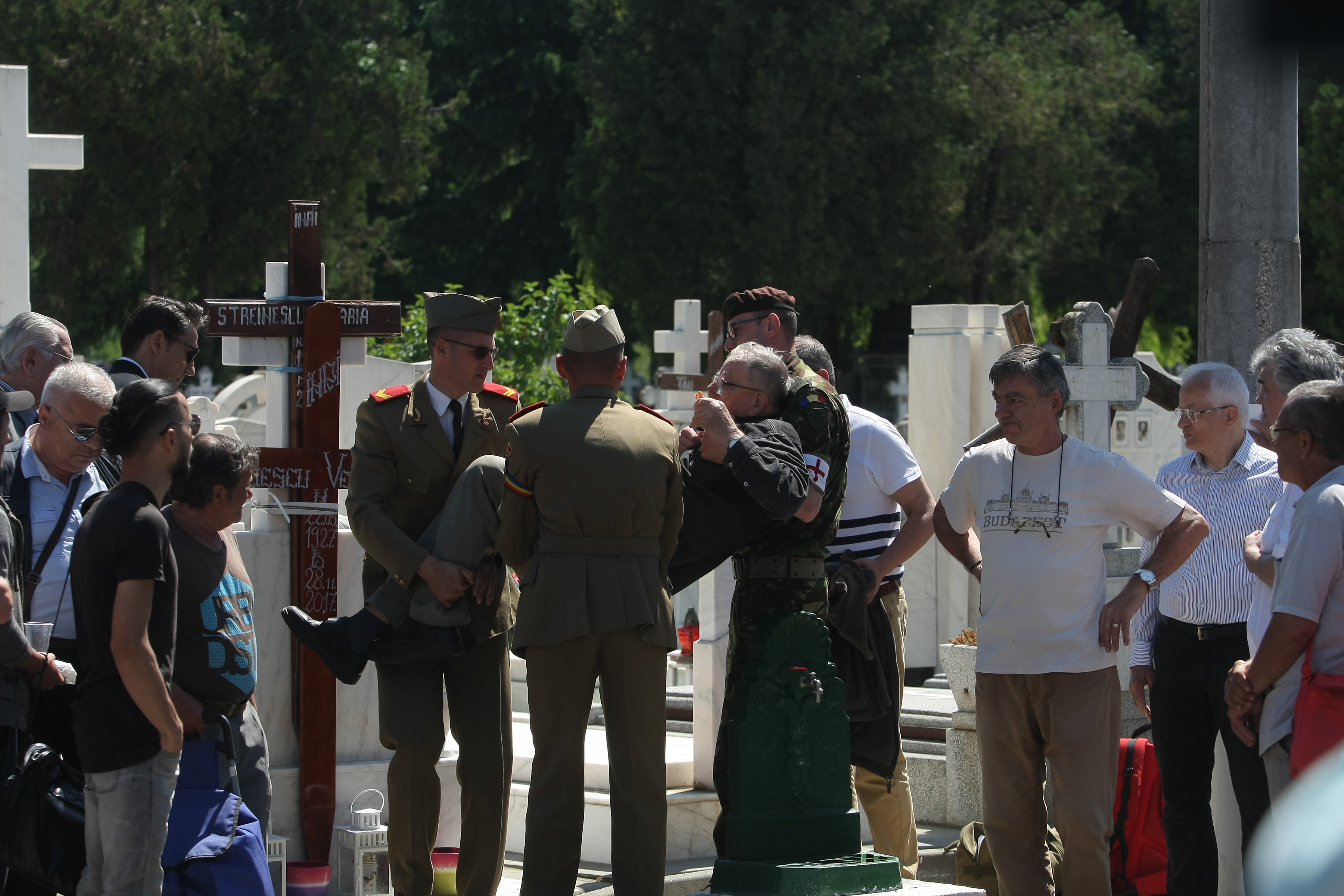 GALERIE FOTO&VIDEO/ Cristian Țopescu, înmormântat cu onoruri militare, la Cimitirul Ghencea Militar din București