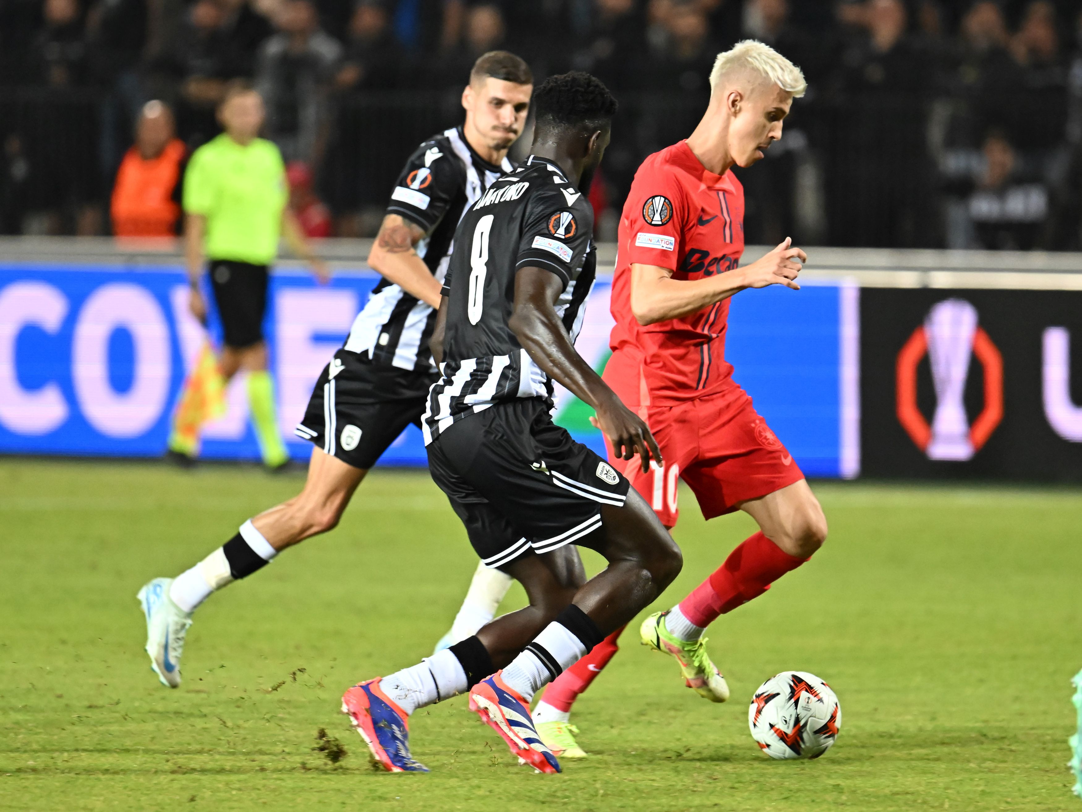 FCSB a câștigat la PAOK Salonic cu 1-0 după un final dramatic, în care echipa lui Răzvan Lucescu a lovit bara