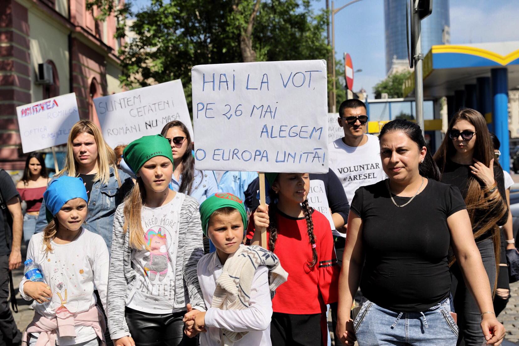 GALERIE FOTO / "Ziua Internaţională a Rezistenţei Romilor" a fost celebrată printr-un marș, astăzi, în Capitală