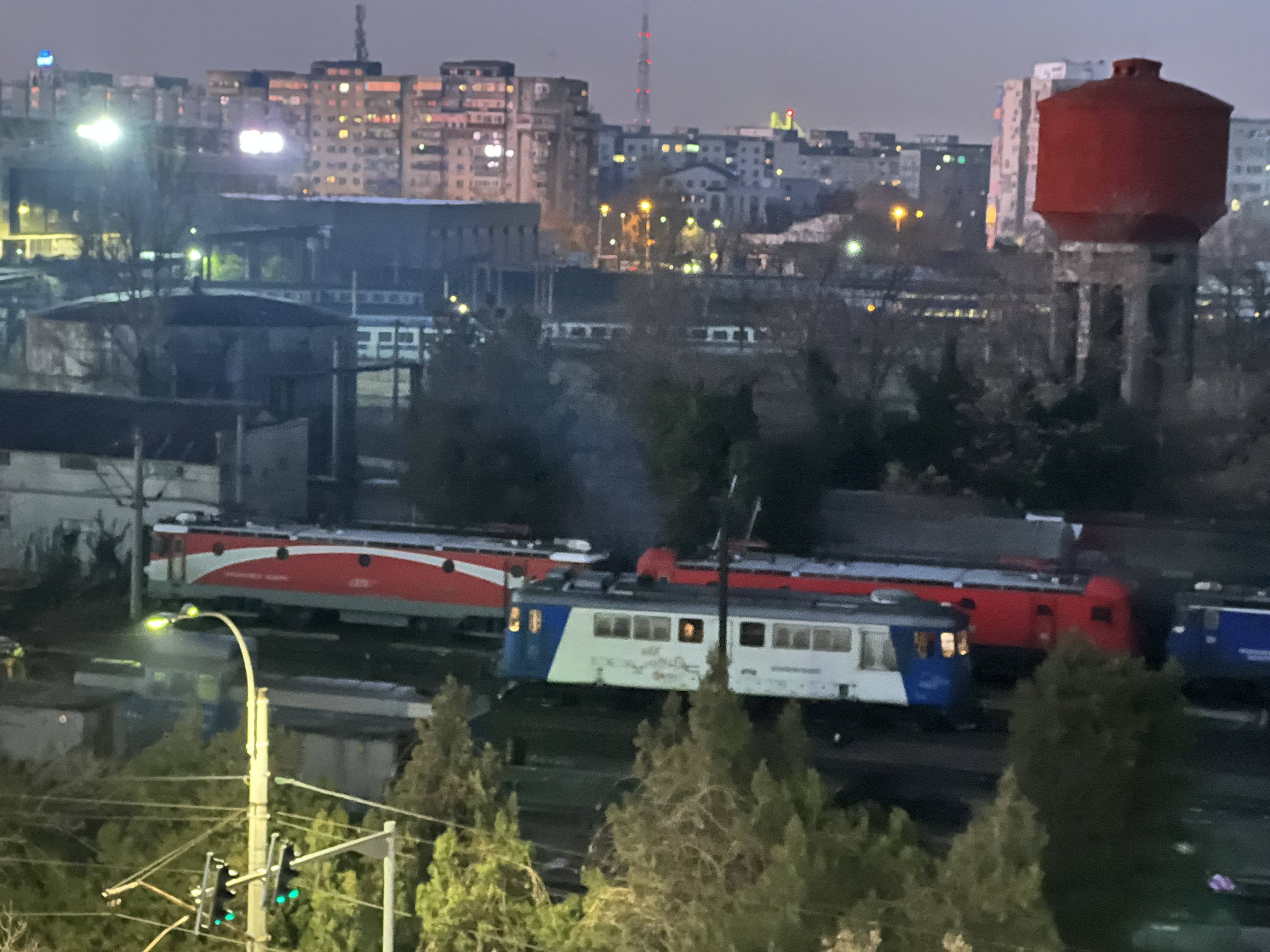Locuitorii cartierului Grivița din București se plâng de poluarea cauzată de locomotive: „E imposibil să deschizi geamul”