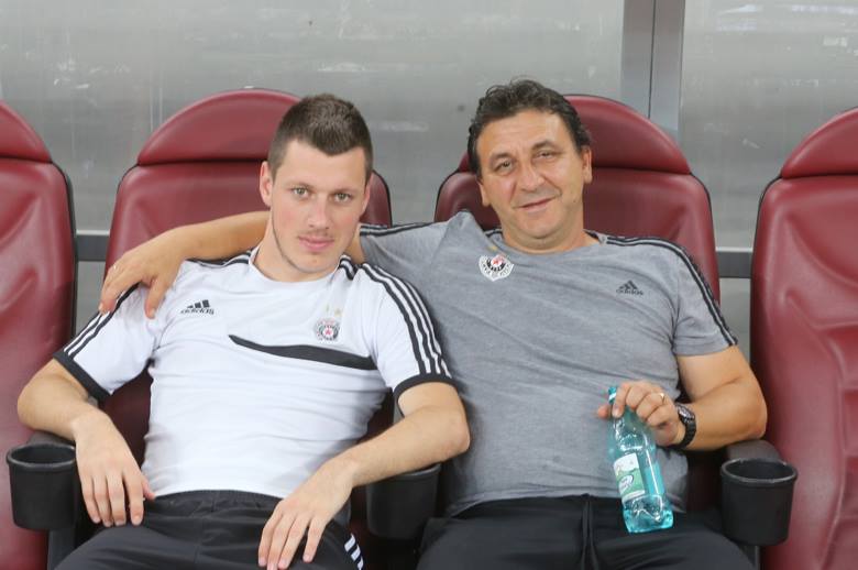 Sârbii de la Partizan s-au delectat înaintea meciului cu Steaua răsfoind reviste cu femei sexy. Ce frumuseți au în delegație! / VIDEO