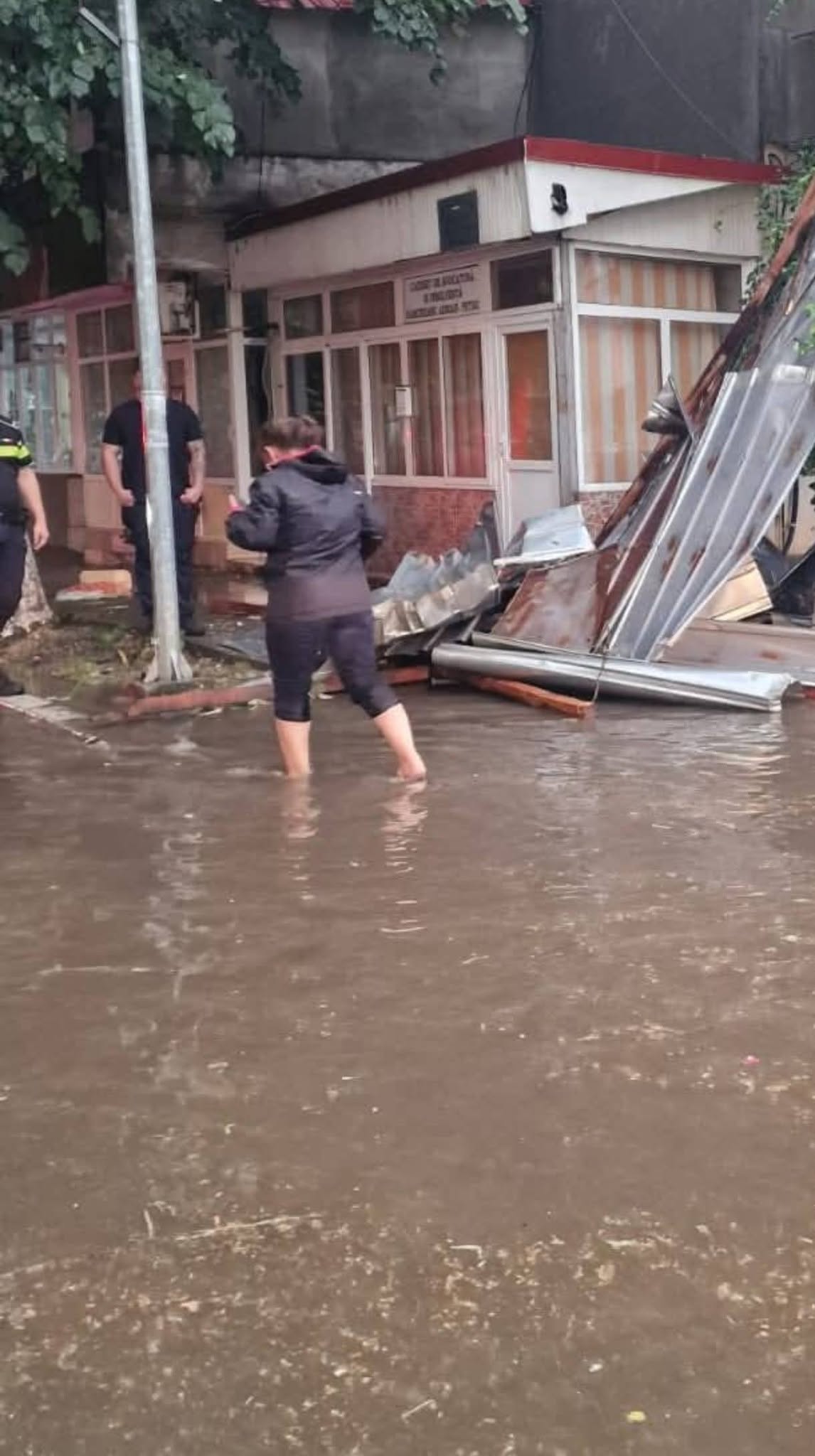 Codul portocaliu de ploi torențiale a făcut prăpăd în țară. În unele zone a plouat în 24 de ore cât într-o lună