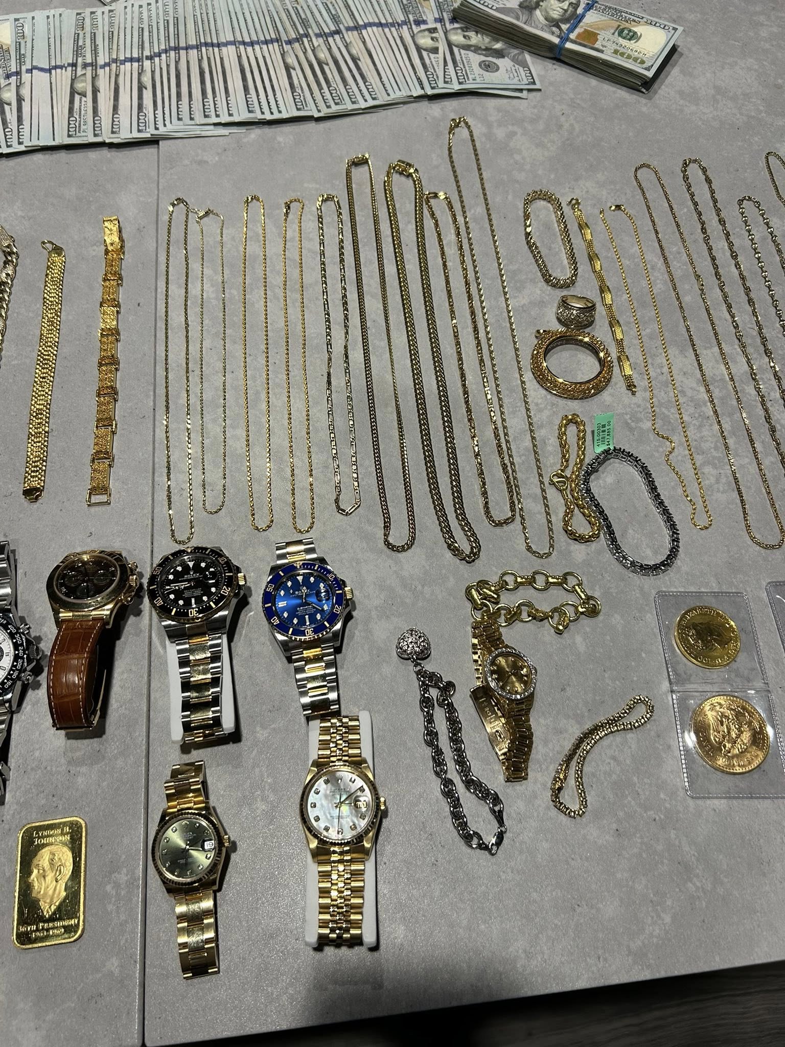 Fiul de 10 ani al unui român purta un Rolex de 40.000 de dolari și polițiștii l-au arestat imediat pe tată