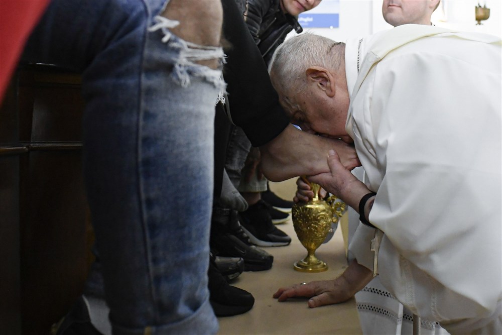 Papa Francisc a spălat picioarele unor tineri deţinuţi, între care şi un român
