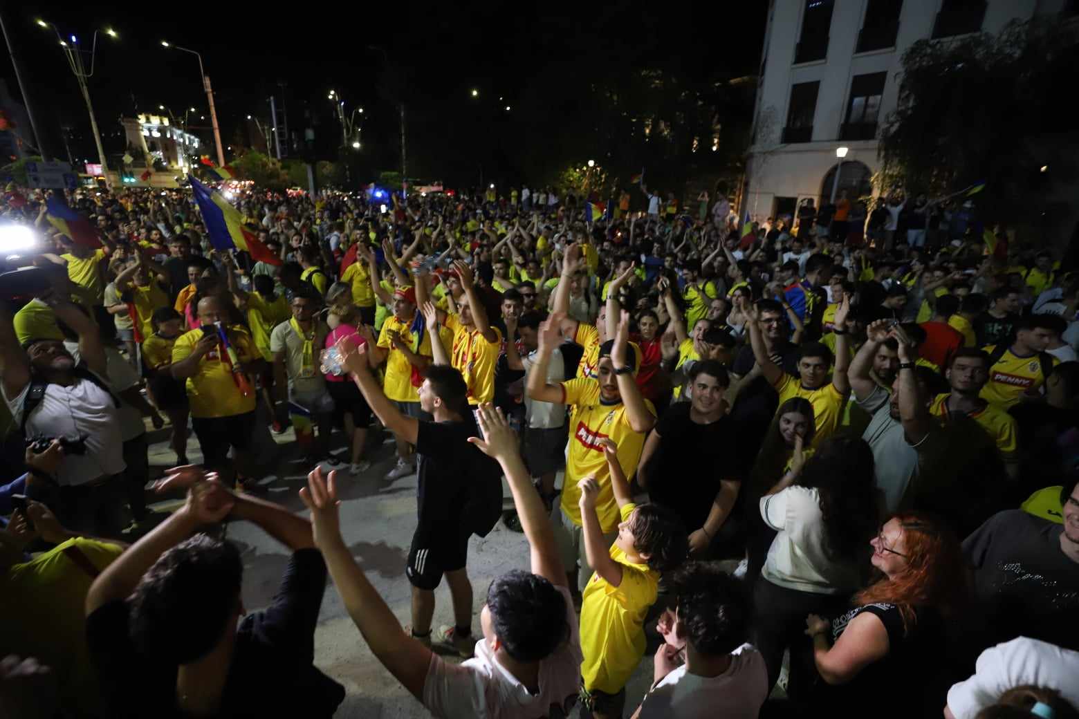 Sărbătoare și la București! Atmosferă incendiară în Piața Universității după ce tricolorii s-au calificat în optimi la Euro 2024
