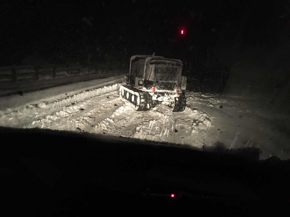 Femei însărcinate, blocate în zăpadă în județul Galați. Au fost salvate cu șenilata