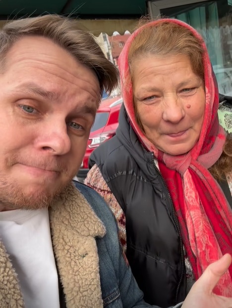 Soacra lui Codin Maticiuc vinde flori în București. Cu basma pe cap și zâmbetul pe buze, doamna Paula s-a bucurat că ginerele a vizitat-o la muncă