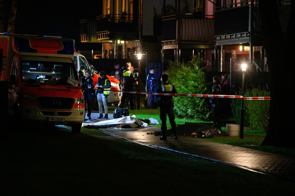 Doi bărbați au murit în Germania, după ce unul a deschis focul. 28 de maşini de Poliție au venit la fața locului