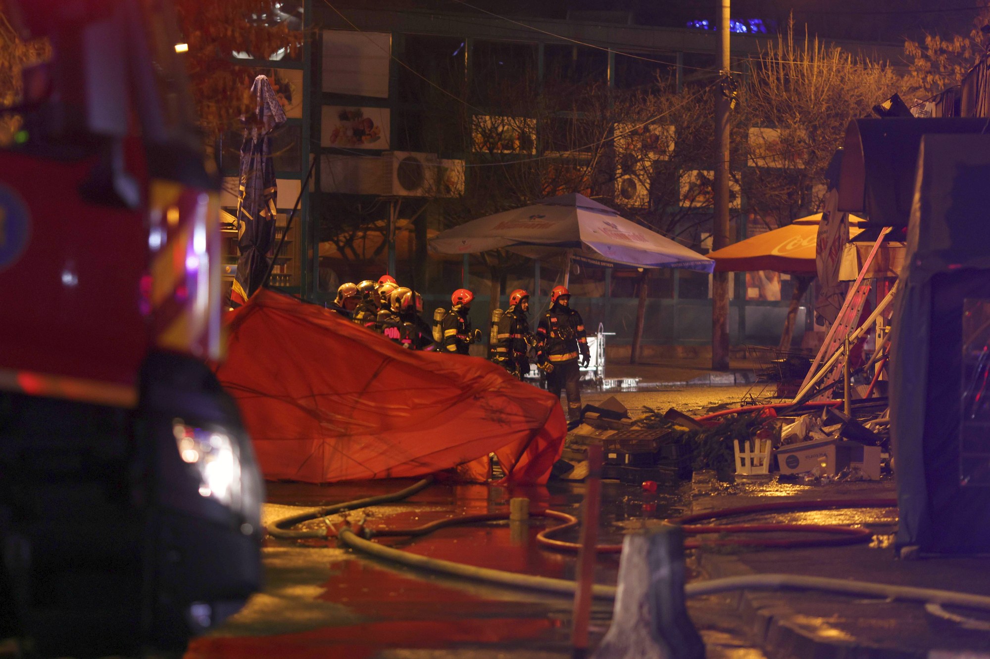 Noi imagini cu incendiul din Piața Matache din București. Au ars mai multe magazine