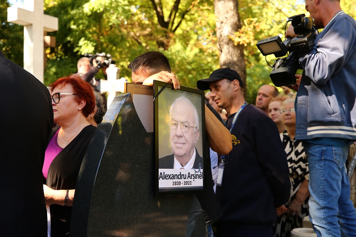 Alexandru Arşinel a fost înmormântat duminică la Cimitirul Bellu. 300 de persoane l-au condus pe actor pe ultimul drum