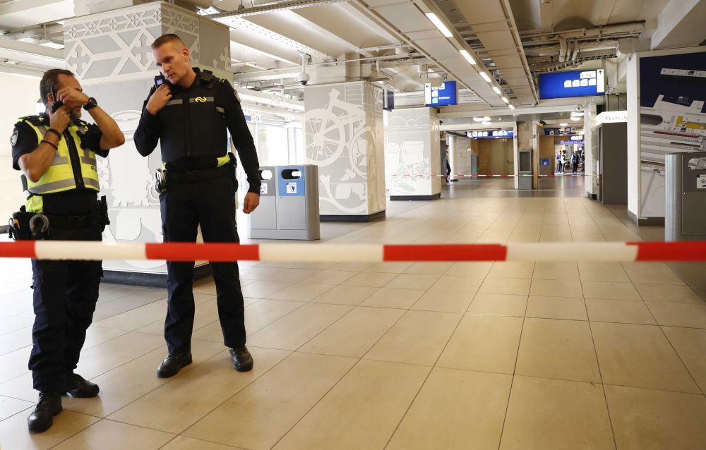 UPDATE / Atac cu cuțitul în Gara Centrală din Amsterdam. Răniții sunt americani, iar atacatorul este afgan. A fost un atac terosit