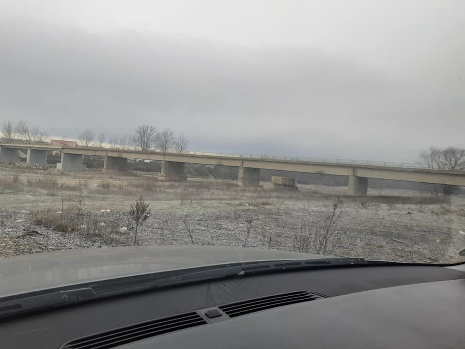 O firmă care a câștigat consolidarea unui pod în Suceava este aceeași care a fost filmată de localnici când ridica balast de sub pod