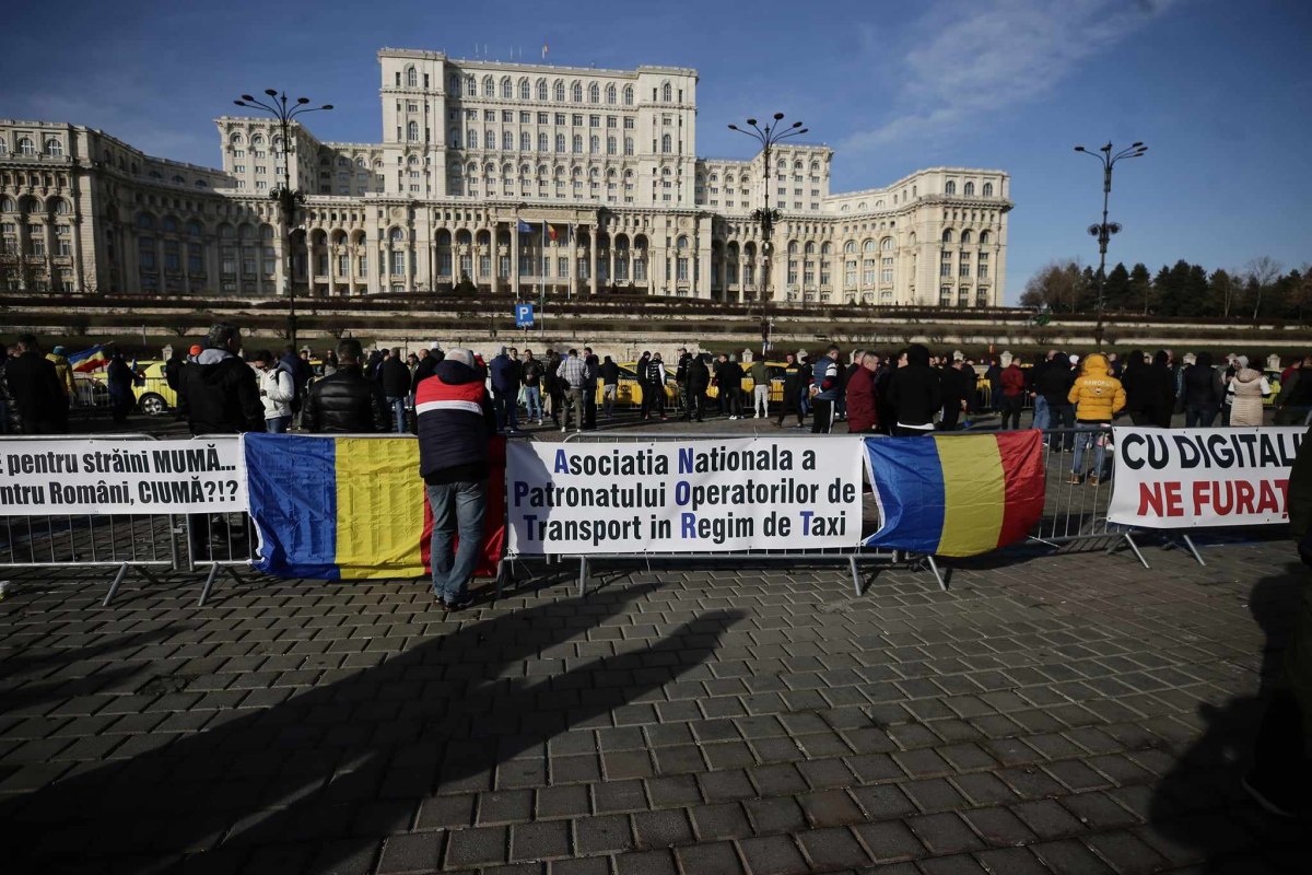 Sute de taximetrişti au protestat din nou în Piaţa Constituţiei. Ce revendicări au avut