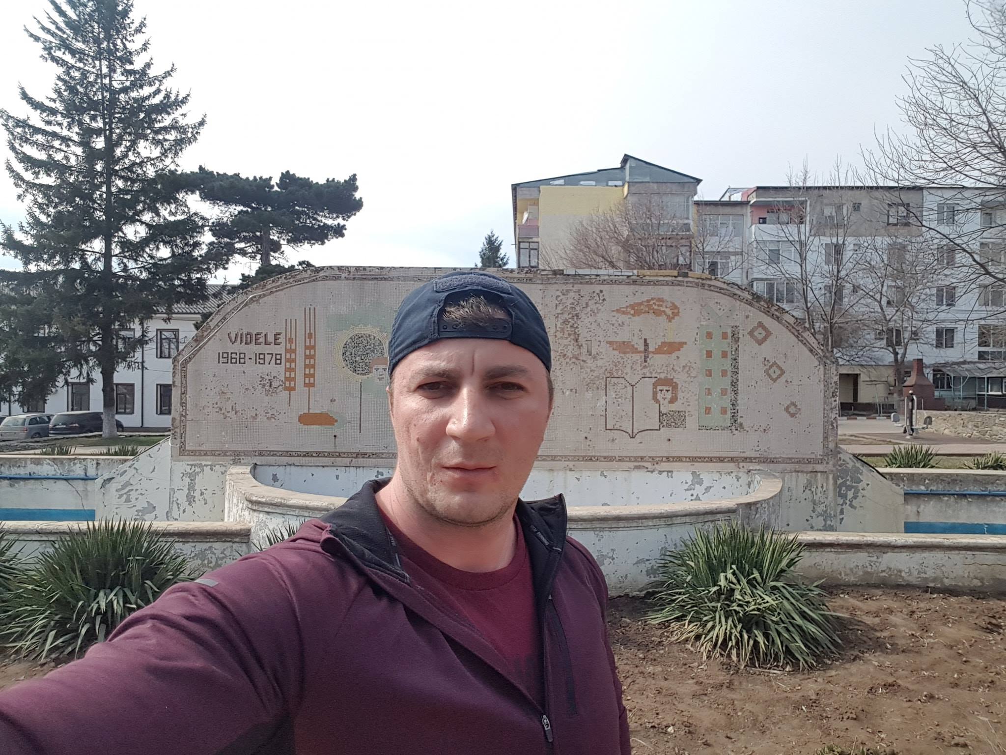 Marian Godină a pozat pavelele de pe o clădire din Brașov