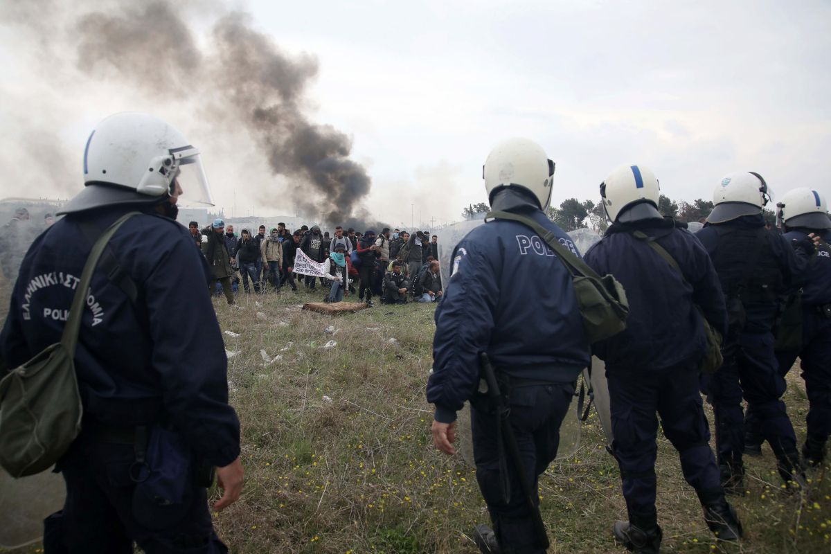 FOTO | Violențe în taberele de imigranți din nordul Greciei! Poliția a intervenit pentru a-i opri pe refugiați să treacă în Macedonia de Nord