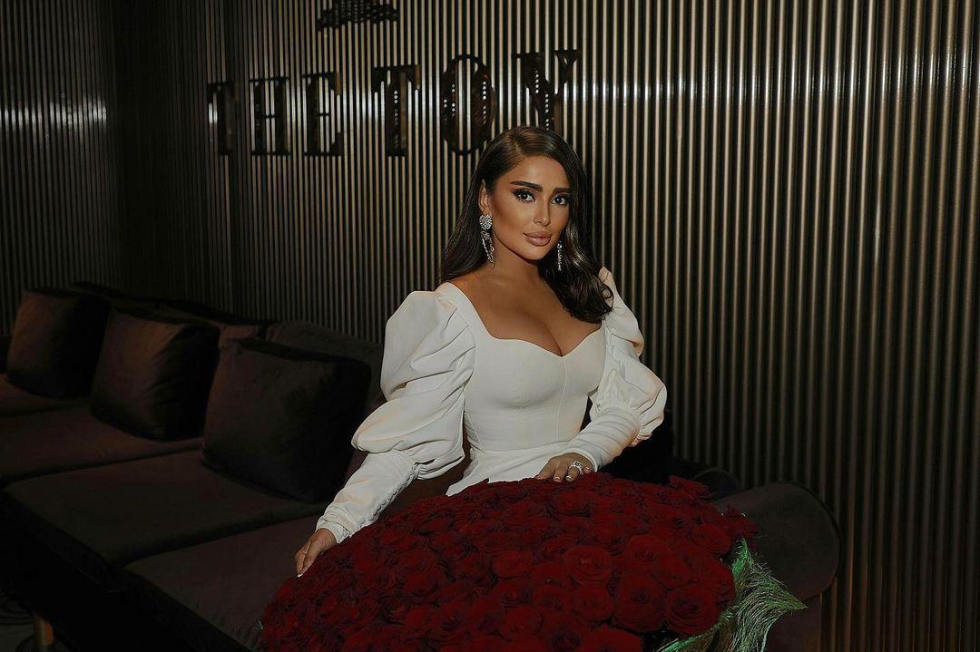 O cântăreață supranumită „Kim Kardashian din Daghestan”, criticată dur din cauza ținutei „provocatoare” de la un concert: „Eu sunt convinsă că arăt superb”