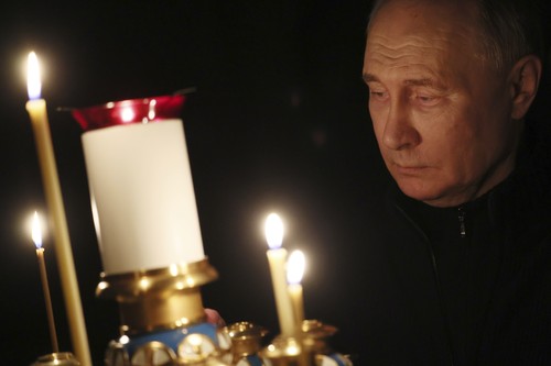 Putin, filmat când aprinde o lumânare în biserică, la două zile de la atac. Imaginile, publicate de Kremlin | VIDEO