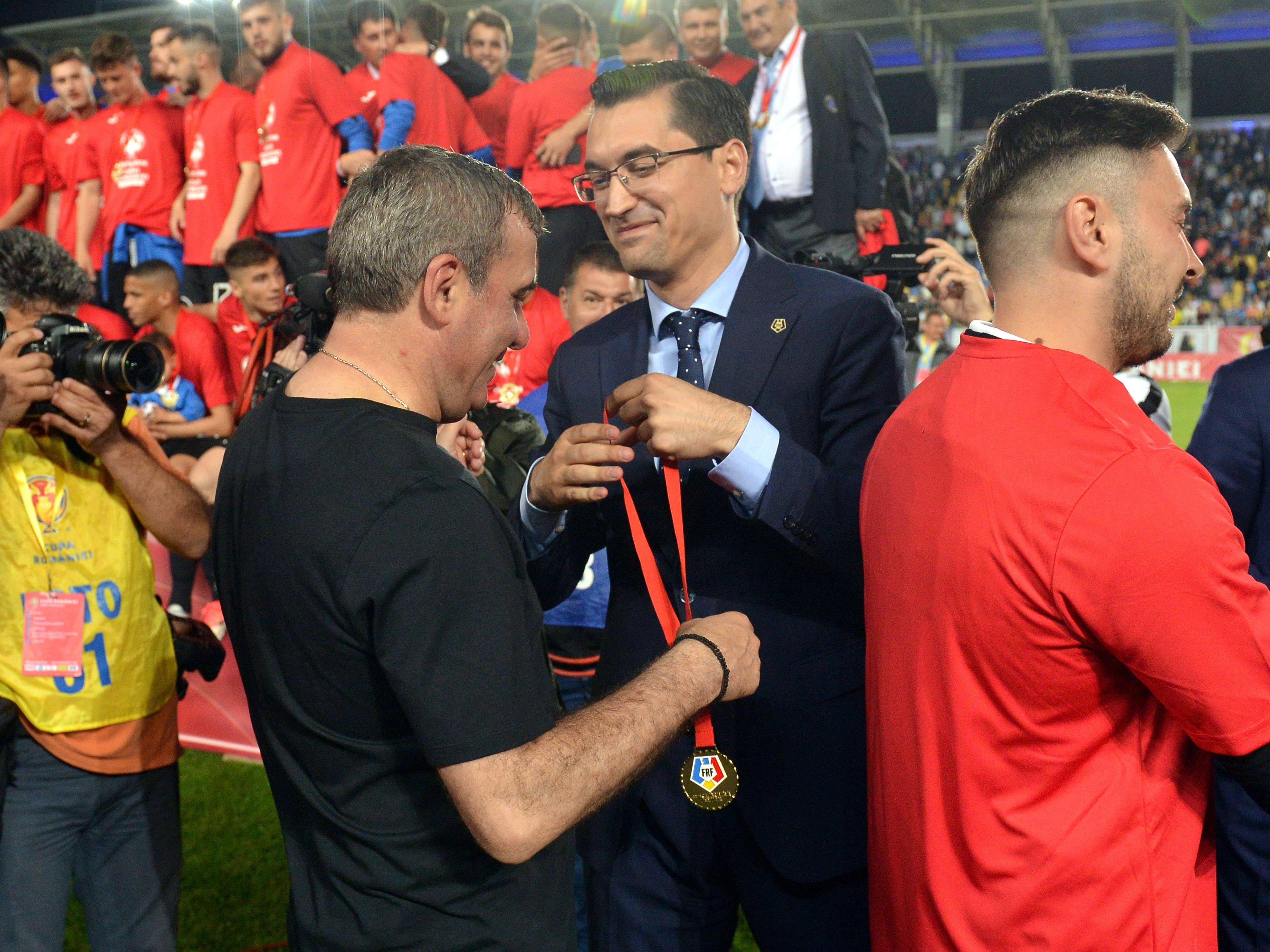 Gică Hagi a făcut pace cu Răzvan Burleanu. ”Regele” l-a îmbrățișat pe șeful FRF la finala Cupei României | GALERIE FOTO