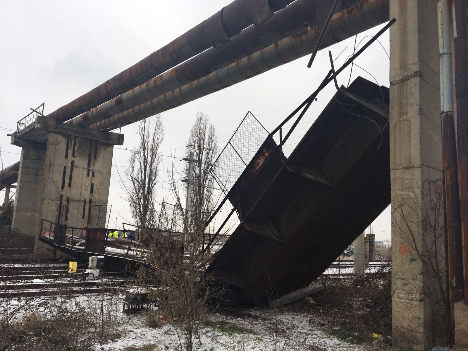 UPDATE/Traficul feroviar a fost reluat complet pe ruta București-Brașov. O pasarelă s-a prăbușit peste calea ferată, la Ploiești / FOTO&VIDEO