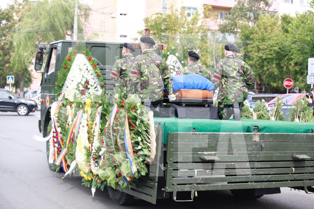 VIDEO&FOTO/ Mădălin Stoica, militarul mort în Afganistan, înmormântat cu onoruri militare la Buzău