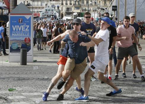 Euro 2016. Învinuită pentru masacrul de la Marsilia, UEFA amenință Anglia și Rusia cu excluderea! | Bilanțul bătăilor: un mort, 34 de răniți și 15 arestați