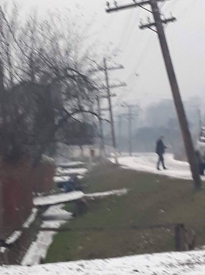 IMAGINI SCANDALOASE - Bărbat lovit de mașina Poliției de Frontieră și târât în șanț de polițiști! Instituția are altă variantă