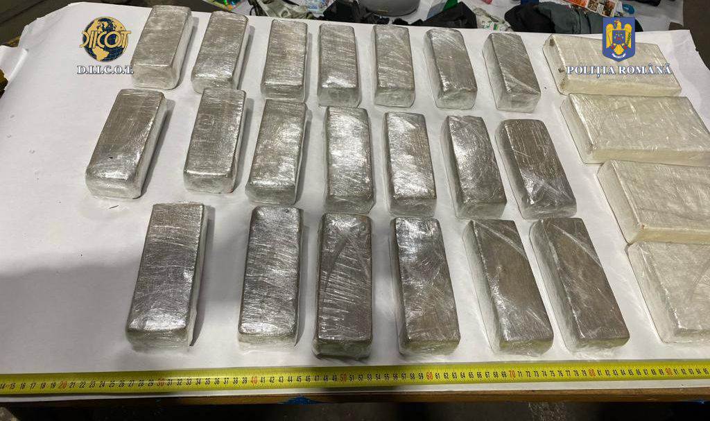 Cum penetrează cocaina prin vămile din România. Cazul lui Elvis Piroviq, albanezul care aduce câte 10 kg de droguri cu maşina, dar reuşeşte să stea departe de arest